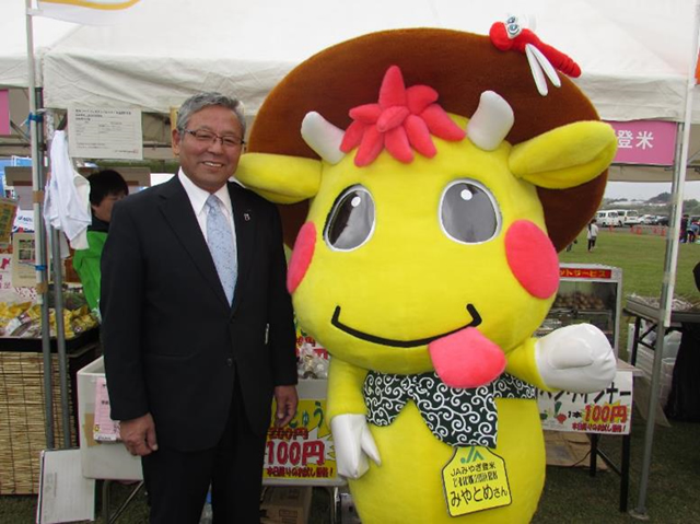 ＪＡのブース前で榊原組合長とみやとめさんのツーショット！