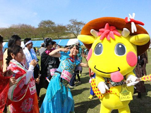 みやとめさんと記念撮影をするランナーが後を絶ちません